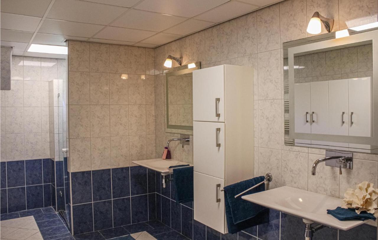 Gorgeous Home In Scharendijke With Kitchen מראה חיצוני תמונה